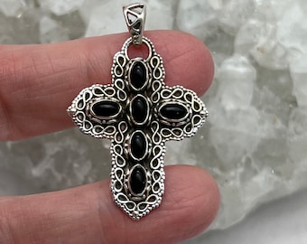 Hermosa cruz de ónix negro