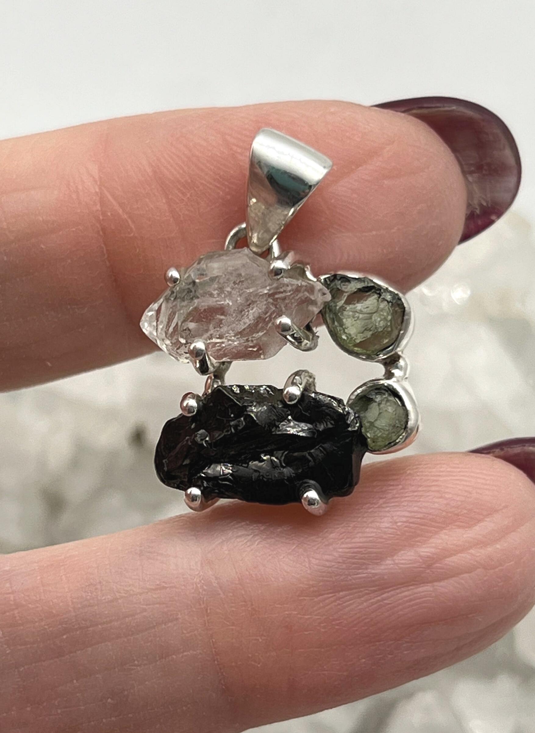 シュンガイト、モルダバイト、ハーキマーダイヤモンドのペンダント