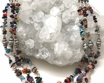 Driestrengige ketting met meerdere edelstenen