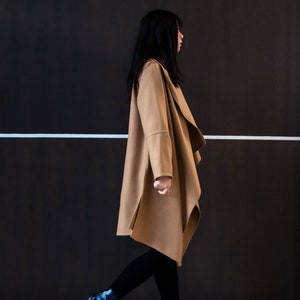 Camel Wool Coat With Wraparound Collar / Beige Wrap Coat With Shawl Collar / Contemporary Classic Draped Collar Jacket From Soft Wool 画像 1