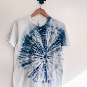 Mens Japanese Indigo Shibori T-Shirt / Bohemian Hand Dyed Tie Dye Shirt / Unisex Hipster Fashion