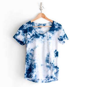 Luxe Organic Bamboo Womens Indigo Shibori T-shirt / Spacetime Shibori Hand Dyed Shirt / Ultra Soft Blue and White Tie Dye Relaxed Tshirt Top
