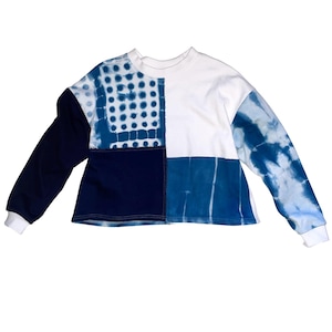 Suéter curto de algodão orgânico patchwork Indigo Shibori