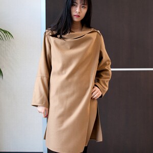 Camel Wool Coat With Wraparound Collar / Beige Wrap Coat With Shawl Collar / Contemporary Classic Draped Collar Jacket From Soft Wool 画像 4