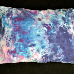 Puede incluir: Una funda de almohada de te&ntilde;ido anudado con un esquema de color azul, rosa y morado. La funda de almohada est&aacute; hecha de algod&oacute;n suave y es perfecta para agregar un toque de color a tu dormitorio.
