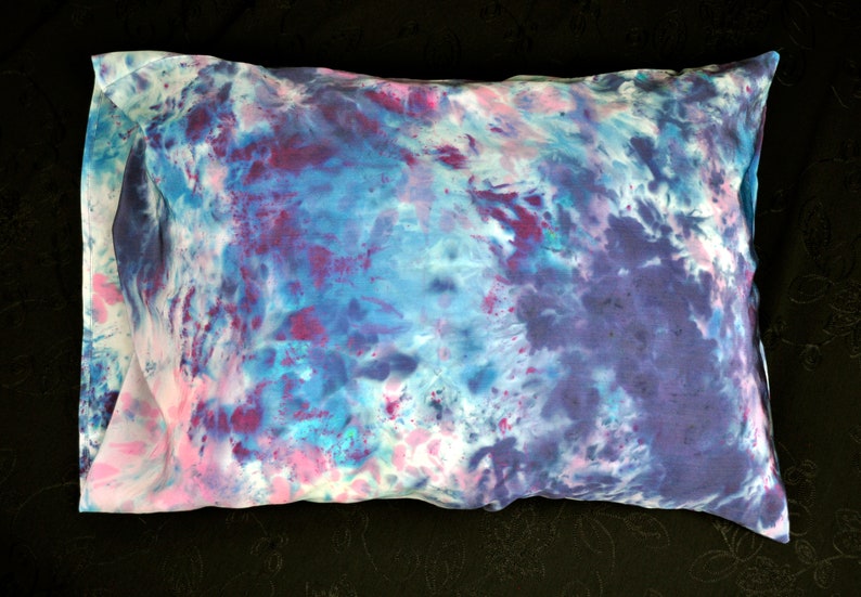 Puede incluir: Una funda de almohada de te&ntilde;ido anudado con un esquema de color azul, rosa y morado. La funda de almohada est&aacute; hecha de algod&oacute;n suave y es perfecta para agregar un toque de color a tu dormitorio.