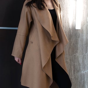 Camel Wool Coat With Wraparound Collar / Beige Wrap Coat With Shawl Collar / Contemporary Classic Draped Collar Jacket From Soft Wool 画像 6