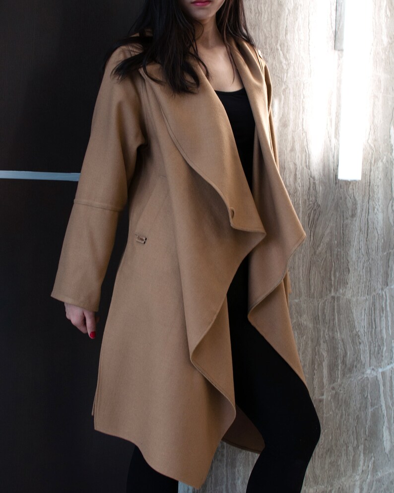 Camel Wool Coat With Wraparound Collar / Beige Wrap Coat With Shawl Collar / Contemporary Classic Draped Collar Jacket From Soft Wool 画像 6