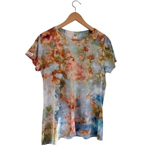 T-shirt de luxe en coton de bambou biologique teint à la glace dans des tons neutres beige chaud et gris bleu / T-shirt à col rond pour femme luxueusement doux, neutre