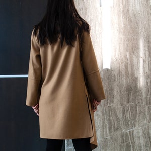 Camel Wool Coat With Wraparound Collar / Beige Wrap Coat With Shawl Collar / Contemporary Classic Draped Collar Jacket From Soft Wool 画像 5