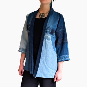 Giacca patchwork in denim riciclato con tasche / Kimono patchwork in denim blu leggero / Giacca unisex in jeans riciclati con tasche