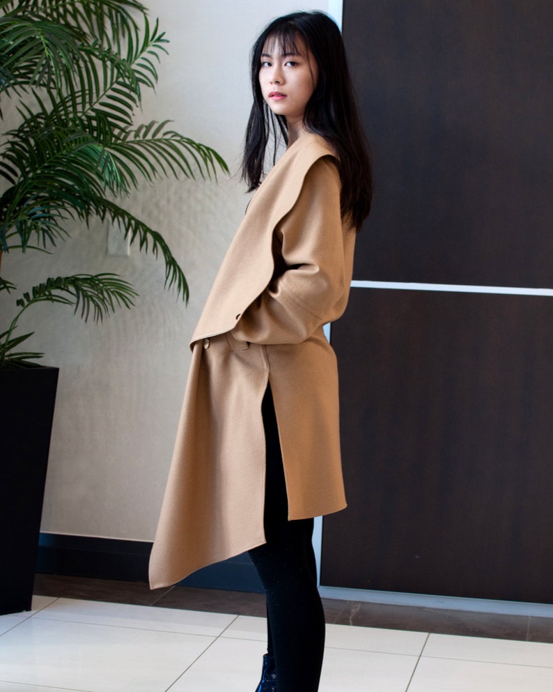 Camel Wool Coat With Wraparound Collar / Beige Wrap Coat With Shawl Collar / Contemporary Classic Draped Collar Jacket From Soft Wool 画像 3