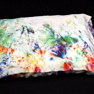 Puede incluir: Una funda de almohada blanca con un dise&ntilde;o abstracto colorido. El dise&ntilde;o presenta salpicaduras de pintura azul, verde, amarilla, naranja y roja.