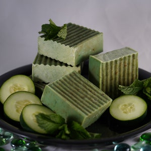 Pain de savon au concombre et à la menthe, menthe verte, entièrement naturel, relaxant, fabriqué à la main, naturellement rafraîchissant, exfoliant. Sans palmier image 2