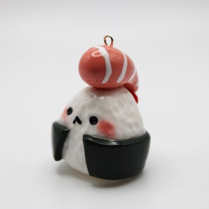 Llavero con dije de onigiri punk