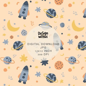Puede incluir: Un patrón sin costuras con un fondo melocotón claro con cohetes azules, amarillos y naranjas, planetas, estrellas y lunas. El texto "Design withvi" está en un círculo blanco en el centro del patrón. El texto "DIGITAL DOWNLOAD JPG 12x12 INCH 300 DPI" está debajo del círculo.