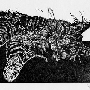 Puede incluir: Grabado en lin&oacute;leo en blanco y negro de un gato acostado. El pelaje del gato est&aacute; detallado con l&iacute;neas y la impresi&oacute;n tiene un aspecto texturizado.