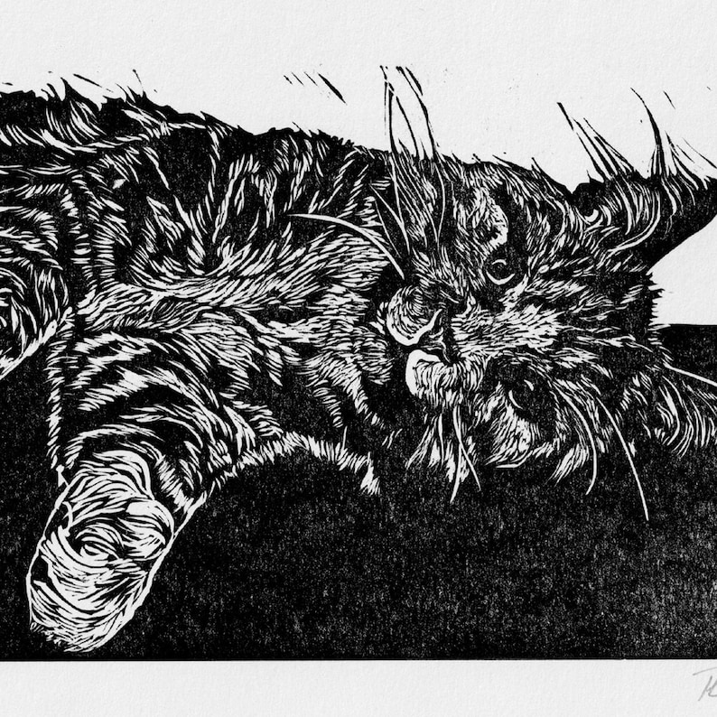 Puede incluir: Grabado en lin&oacute;leo en blanco y negro de un gato acostado. El pelaje del gato est&aacute; detallado con l&iacute;neas y la impresi&oacute;n tiene un aspecto texturizado.