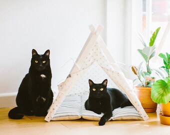 Katzen Teepee Bett. Personalisiertes Geschenk für Hunde und Katzen. Weißes und graues Haustier Teepee Zelt.