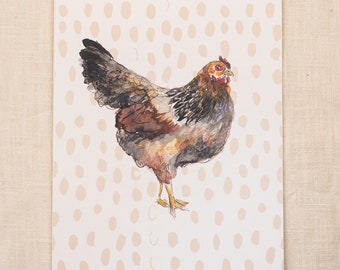 Puede incluir: Una pintura de acuarela de una gallina marrón y gris con una cresta roja de pie sobre un fondo blanco con lunares marrones.