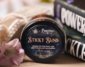 Vela de soja Sticky Buns con aroma a libros - Powerless de Lauren Roberts, regalo acogedor para la lectura, fragancia literaria, velas para amantes de los libros, 113 g