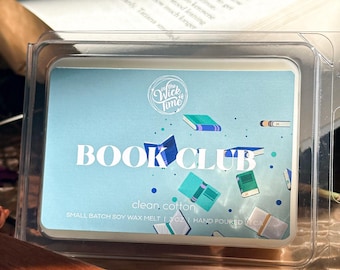 Puede incluir: Un ambientador de cera azul claro con el texto "BOOK CLUB" e ilustraciones de libros. La etiqueta incluye "clean, cotton" y "SMALL BATCH SOY WAX MELT 37g HAND POURED IN CA".