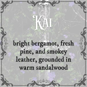 Puede incluir: Una imagen decorativa con el nombre "KAI" en una fuente estilizada, rodeada de un dise&ntilde;o floral. El texto debajo dice "bergamota brillante, pino fresco y cuero ahumado, enraizado en s&aacute;ndalo c&aacute;lido".