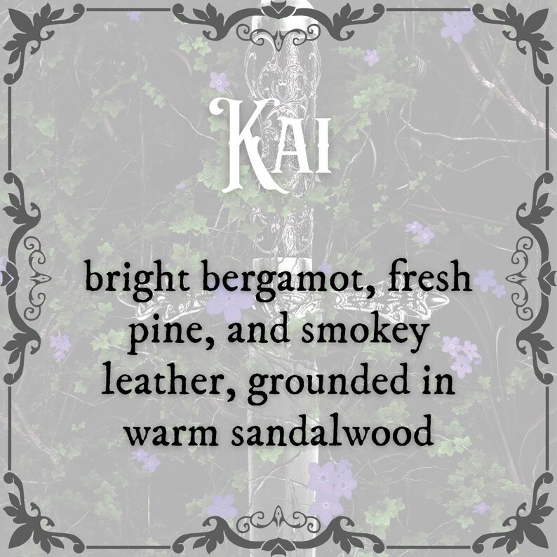Puede incluir: Una imagen decorativa con el nombre "KAI" en una fuente estilizada, rodeada de un dise&ntilde;o floral. El texto debajo dice "bergamota brillante, pino fresco y cuero ahumado, enraizado en s&aacute;ndalo c&aacute;lido".