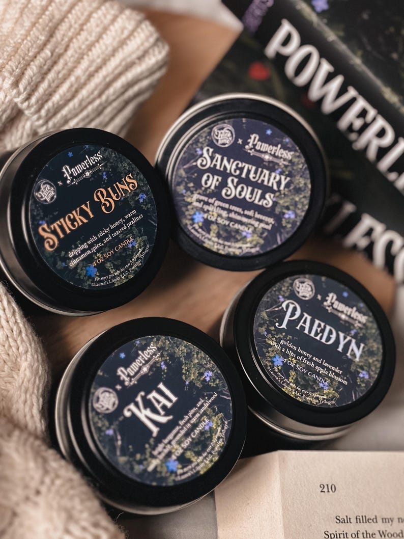Puede incluir: Cuatro peque&ntilde;as latas de metal negro con etiquetas que presentan diferentes aromas y nombres: Sticky Buns, Sanctuary of Souls, Kai y Paedyn. Cada lata es una vela de soja de 4 oz.