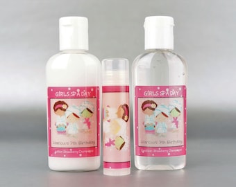 Puede incluir: Tres botellas transparentes con tapas blancas y etiquetas rosas. Las etiquetas tienen una imagen de dibujos animados de chicas con el texto "GIRLS SPA DAY" y "Harlow's 7th Birthday".