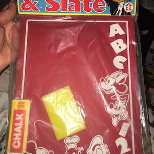 Vintage Kreidetafel Schiefer Rot Pulto Goofy Minnie Mickey Maus Donald Duck Disney Produktion NIP 11,5 x 8,5 Kreide Schwamm Radiergummi