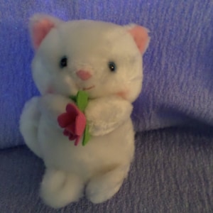 Kristie Cat plush Russ White holding Pink felt flower Blue eyes 5&quot; New Vintage 80&#39;s Kitty Lovers name