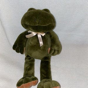 Vintage Manhattan Toy Frog Plush Arms Legs Velour Dark Green Brown Peachy ribbon 1995 Wider Face ECU