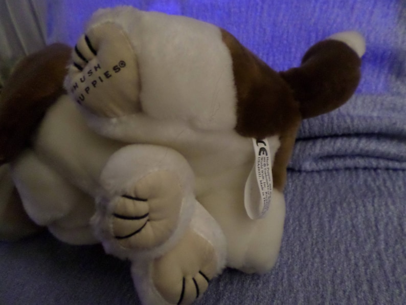 Hush Puppies on foot Basset Hound dog vintage NWOT leather Born dated 10