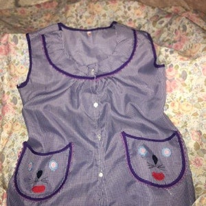 Vintage Childs Apron Smock oversized craft or messy shirt Kittens Cat Purple white Gingham pockets 24&quot;L Girls Boys Paint Cooking Overshirt