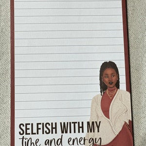 Op de afbeelding: Een gelijnd notitieblok met een bordeauxrode rand toont een illustratie van een vrouw in een witte, fuzzy jas en de tekst "SELFISH WITH MY time and energy". Het notitieblok is ontworpen om aantekeningen te maken.