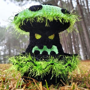 Wzór na interaktywną pluszową maskotkę Angry Mushroom w formacie PDF – zaprojektowany i przetestowany przez szydełkowiczów