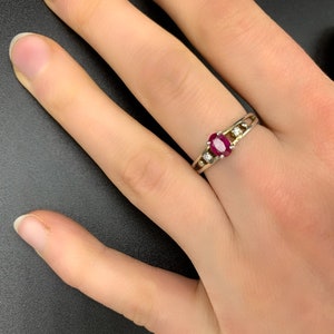 Vigorous pink *** Vintage silver ring with ruby and zirconia