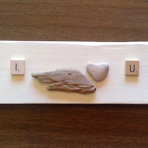Arte de roca, arte de guijarros, signo de pared de roca en forma de corazón "I love U" "I love you" con cartas Vintage Scrabble para San Valentín o regalo de boda