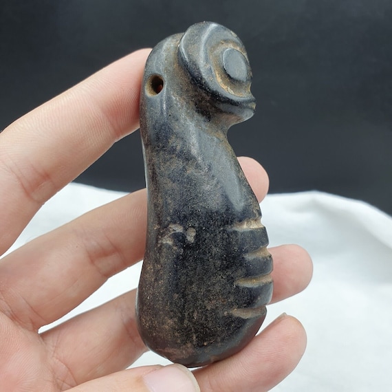 Antique black magnetic stone mysterious animal carving jade amulet stone mg-10