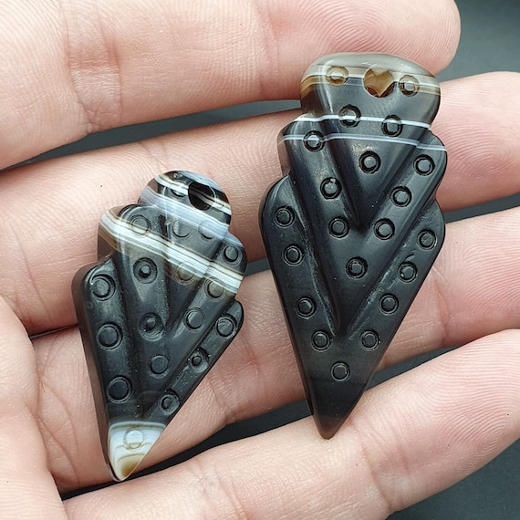 Lot 2 antique himalayan tibetan arrow shape carving agate amulet bead #126