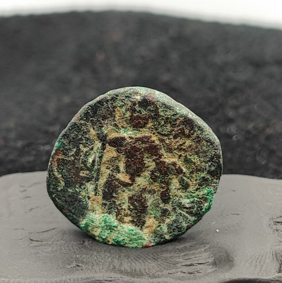 Ancient antique rare indo greco greek kushan bronze coin (155-189ad) c-1y