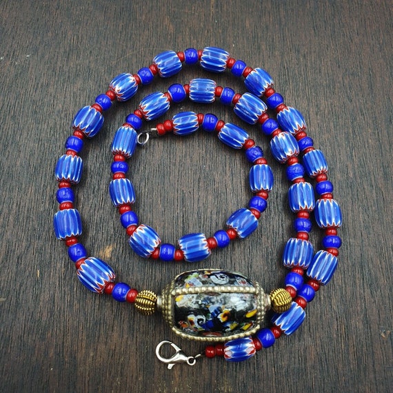 Vintage venetian white heart with blue chevron glass beads necklace. bg-14