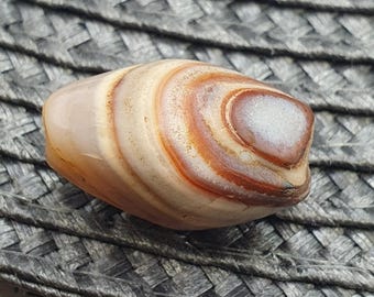Amuleto antiguo de cuentas de ágata tibetana himalaya con patrón natural de ojos y bandas