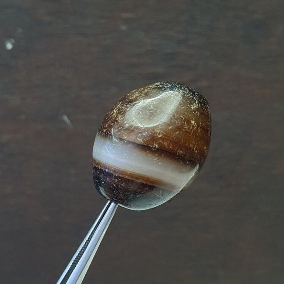 Vintage tibetan sulaimani agate bead with beautiful stripes.sl-os-02