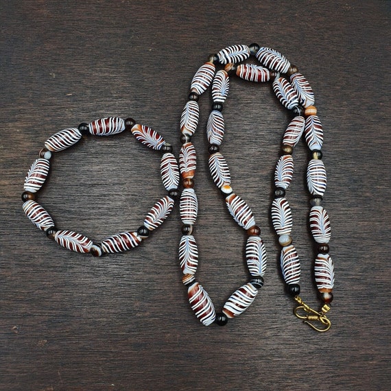 Set of vintage feather pattern & agate beads 18x9.5mm  24" necklace and bracelet