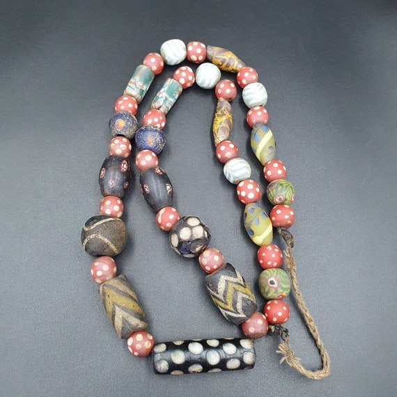Beautiful vintage skunk fancy feather pattern glass beads long necklaceGift
