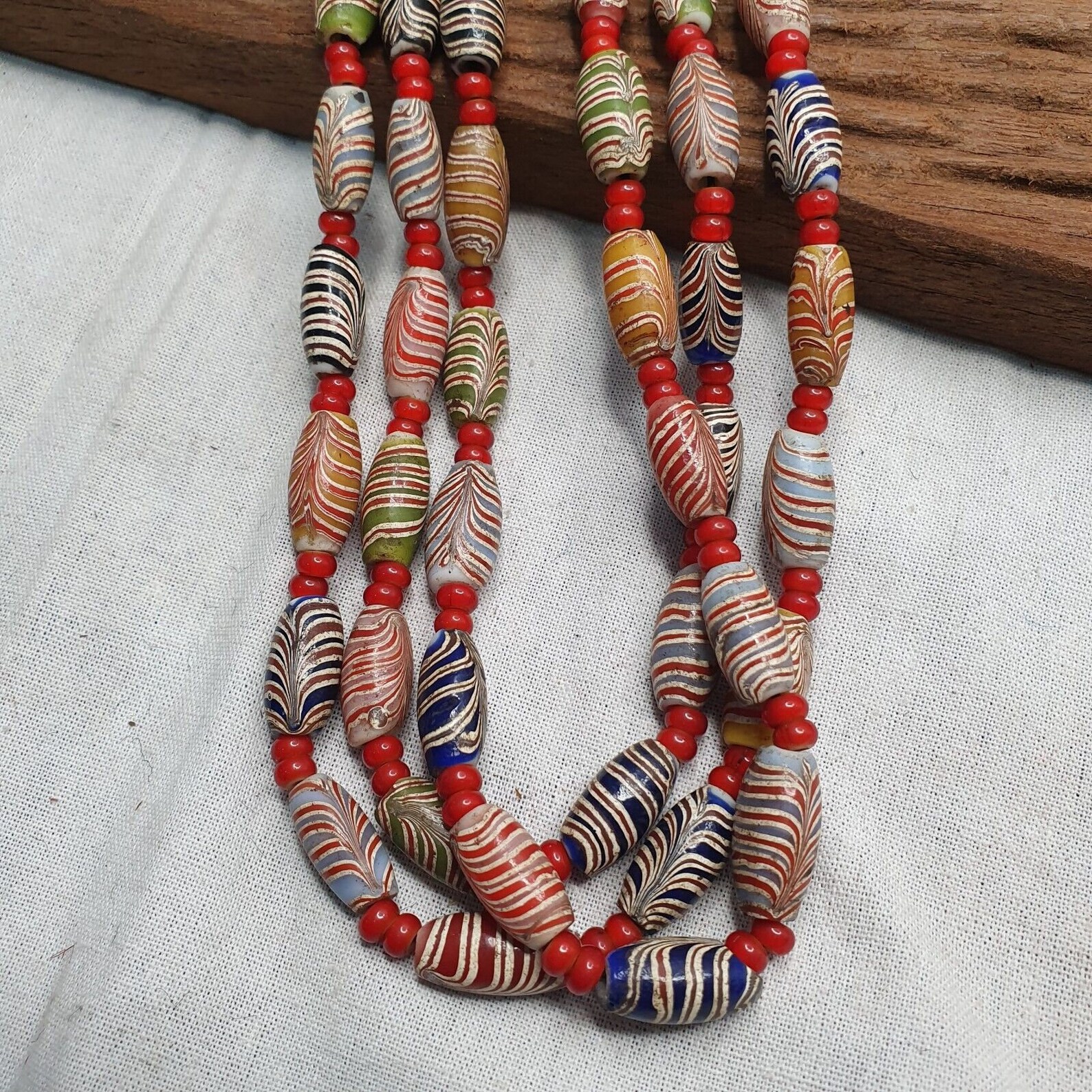 Collier Vintage Perles De Verre Et Plumes - Marque East Oasis - 18x9,5mm - Occasion