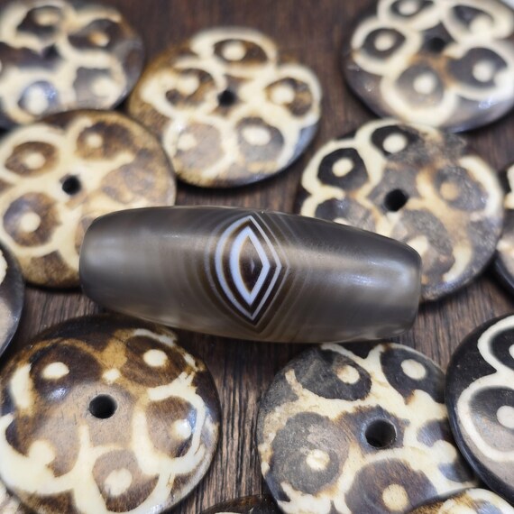 Vintage old himalayan indo tibetan eye agate bead Himalayan Indo Tibetan rare Patterns pure Natural Eyes Banded Agate Amulet,