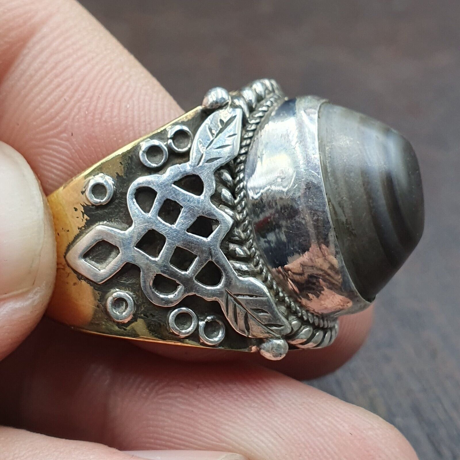 Bague Tibétaine Ancienne En Agate Gravée Avec Incrustation Argent - Pièce Vintage Authentique